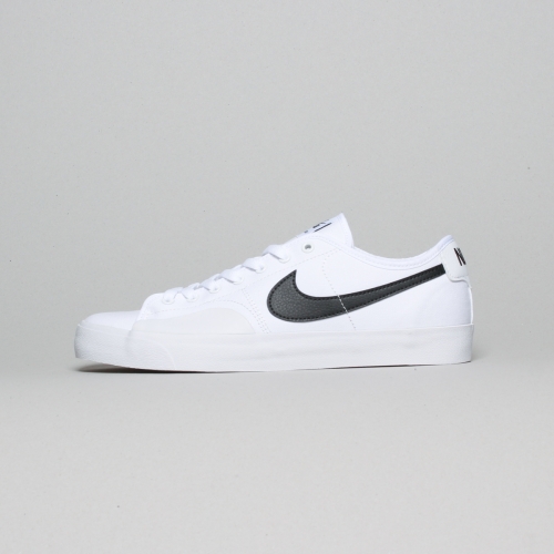 Nike – BLZR Court – White / Black – 101